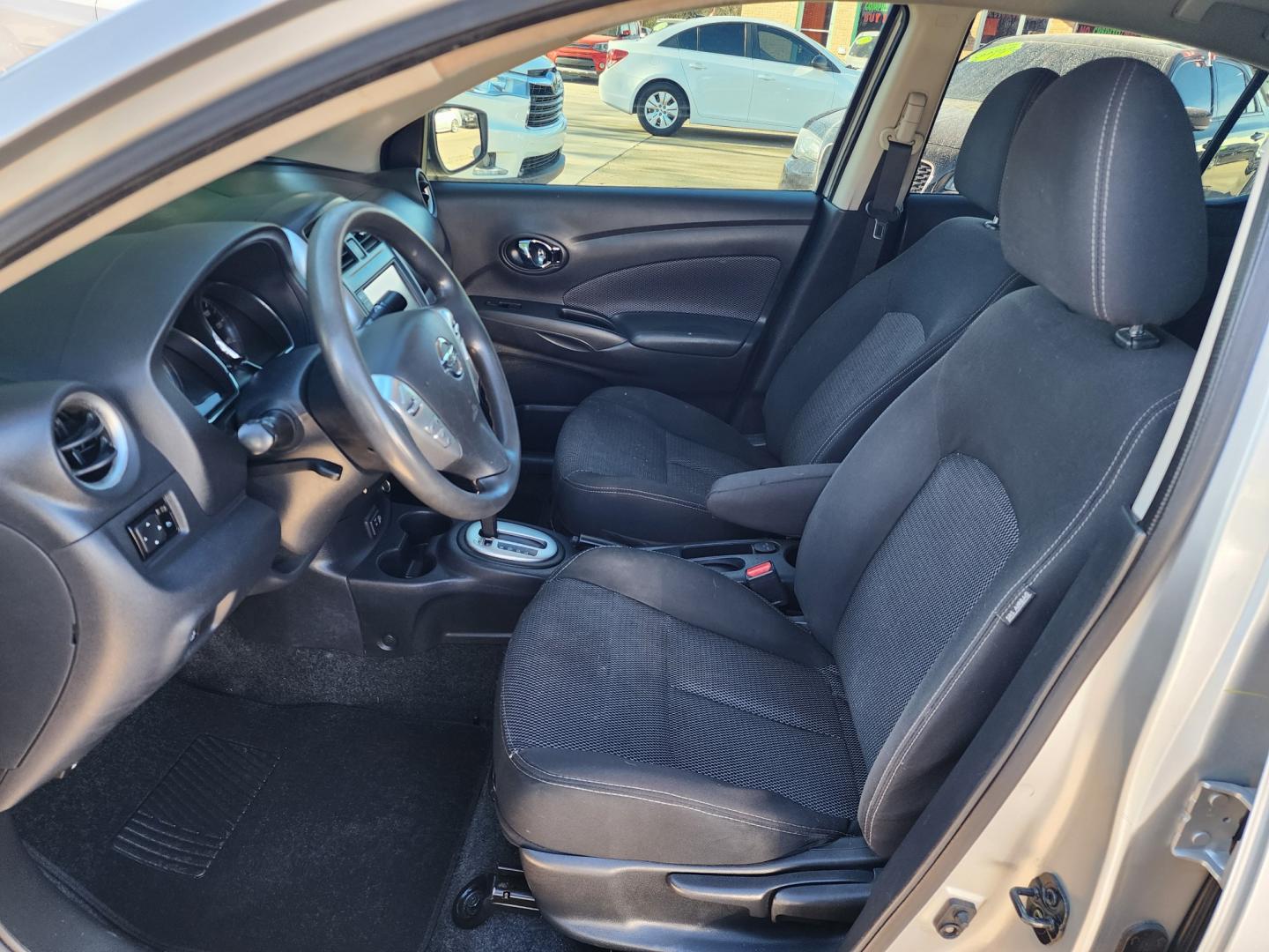 2019 SILVER Nissan Versa SV (3N1CN7AP0KL) , AUTO transmission, located at 2660 S.Garland Avenue, Garland, TX, 75041, (469) 298-3118, 32.885551, -96.655602 - Photo#11